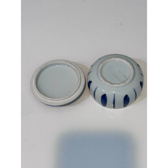 Vintage Blue & White Round Porcelain Lidded Trinket Round Dish 3" diameter - Picture 5 of 5